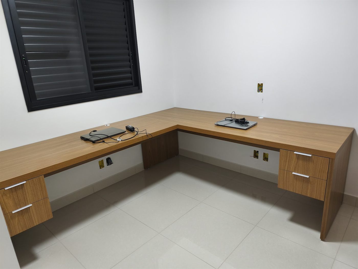 Mesa de escritório planejada em L, em madeira