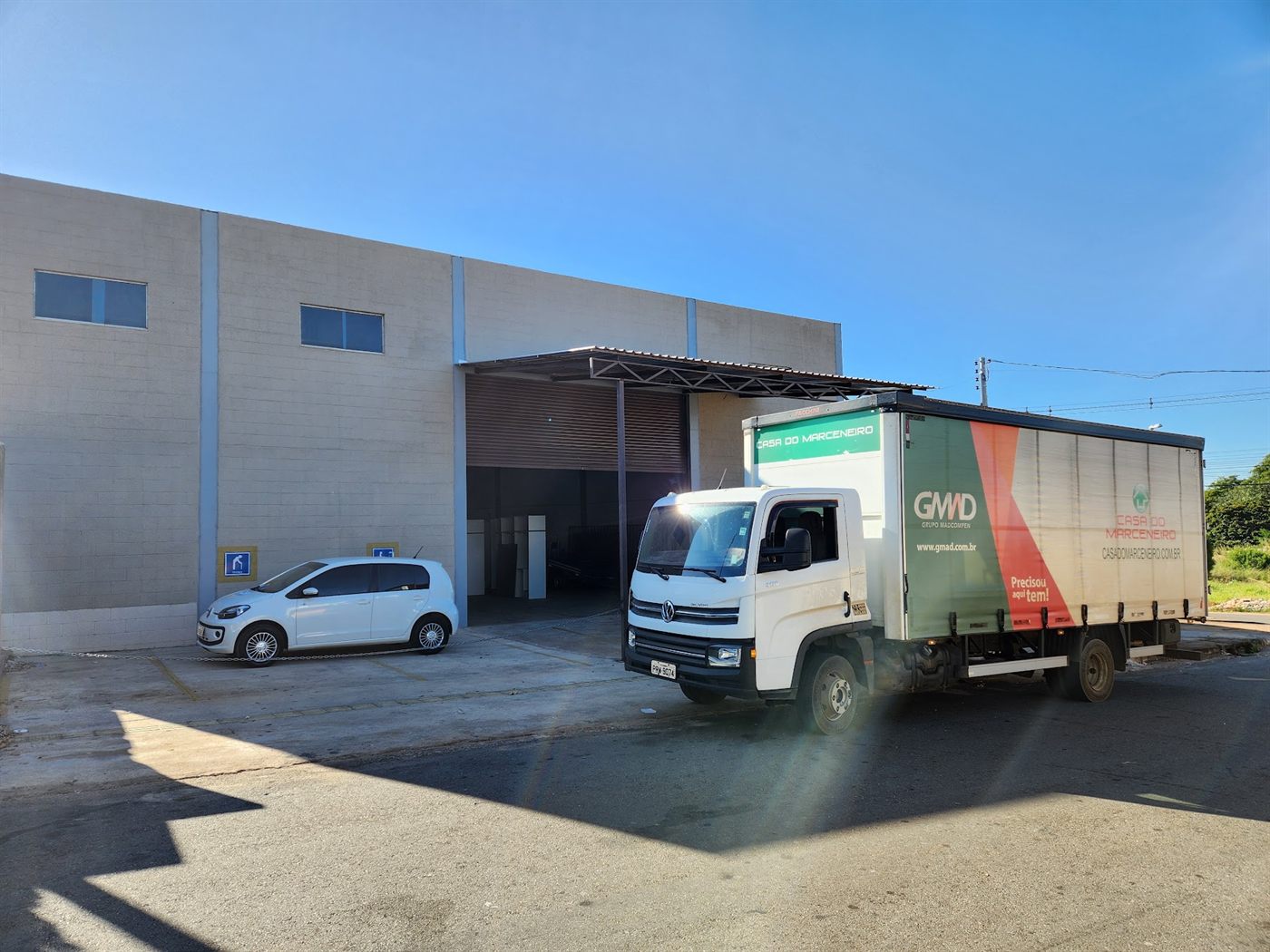 Galpão da fábrica da L2 Móveis Planejados em Goiânia, com caminhão de entrega