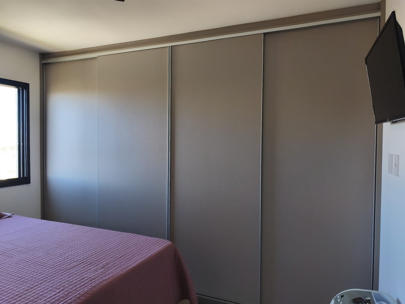 Guarda-roupa planejado com portas de correr cinza